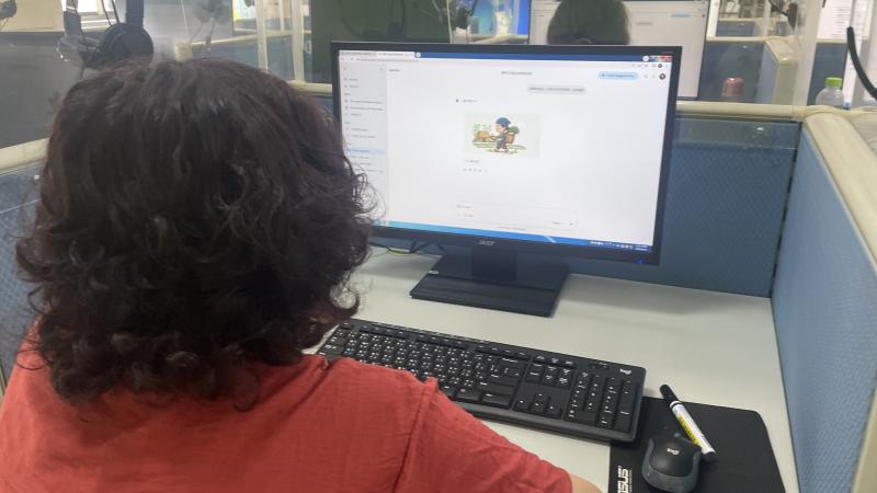 跨越世代的匠心，學員細心標記戲偶零件。3D技術與雙手的對話，讓古老工藝在現代煥發溫暖的光芒。