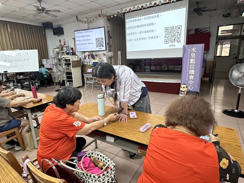 學員向老師詢問手機操作上使用問題.