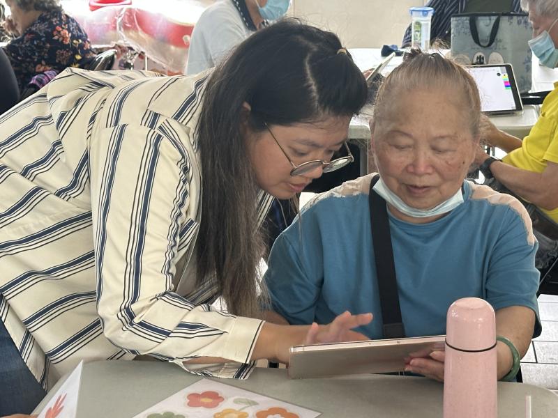 老師指導長者學員如何彩繪圖層.