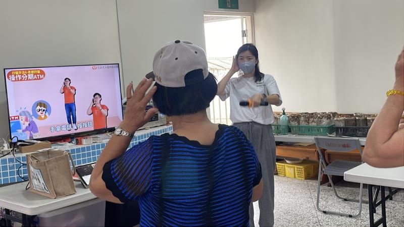 除了帶給大家許多防詐觀念與案例，期間老師說要一起做運動，藉由"防詐健身操"好玩又有趣的防詐口訣，幫助長輩在輕鬆愉快的氣氛中建立數位素養與防詐安全的意識。