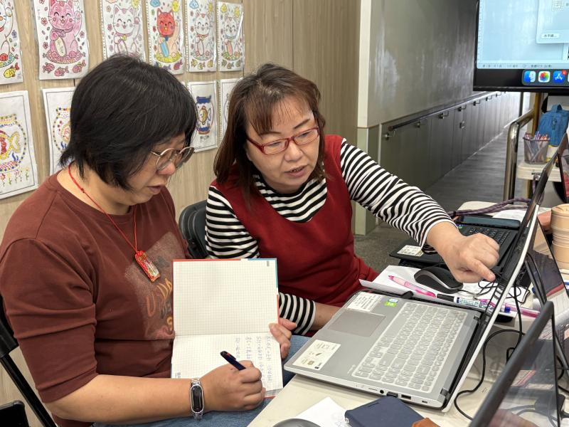 學員認真寫筆記