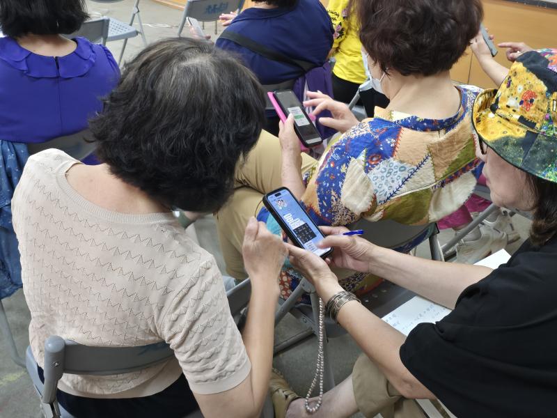 學員相互討論老師授課操作步驟。