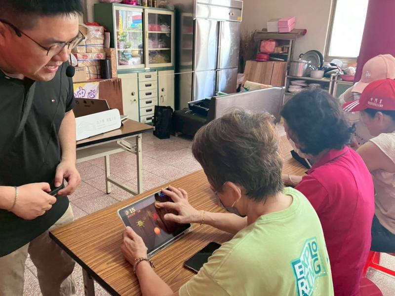 推動行動數位課程，拓展至更多社區據點，陪伴更多長者邁向健康、活躍且充滿自信的銀髮數位生活。