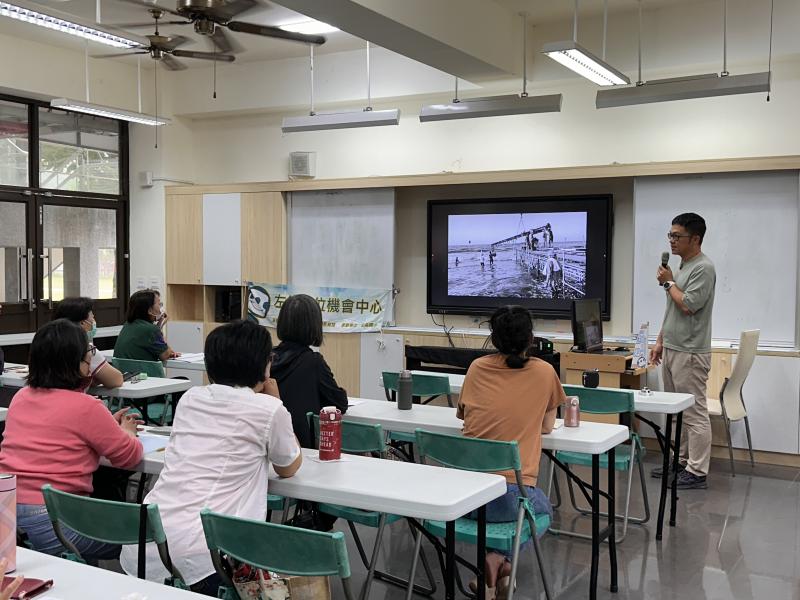 解說攝影的手法及傳授專業的技巧讓學員學會運用