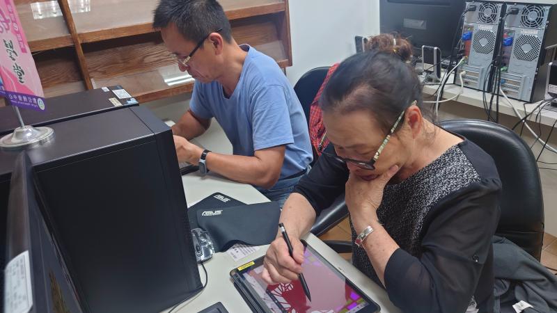 夫妻檔攜手共同來學習