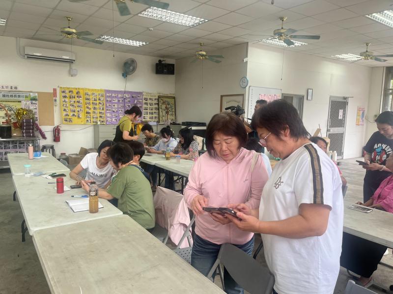 課堂氣氛輕鬆愉快，讓人不會感到壓力