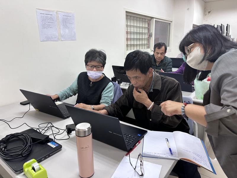 指導學員用筆電排版