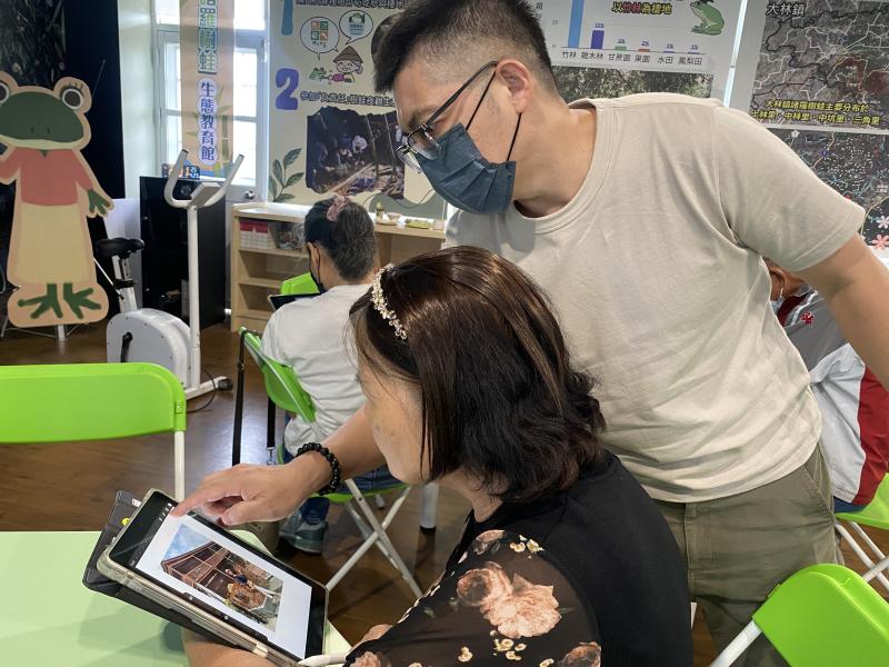 個別指導學員作畫