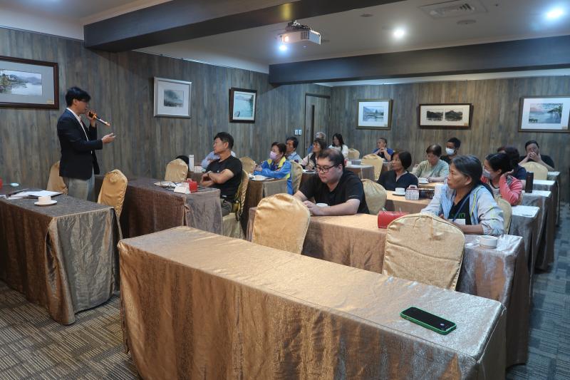 學員聚精會神練習賴的操作，認真投入每項學習環節。