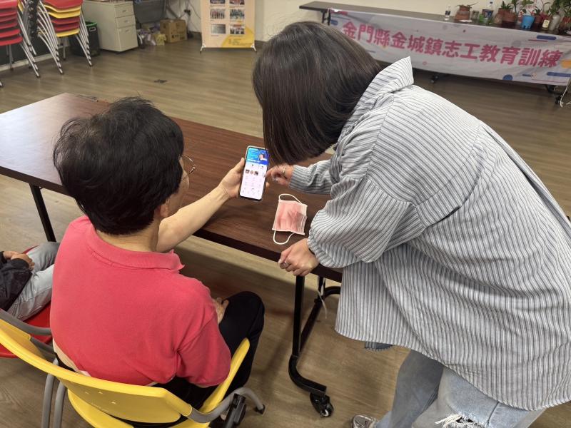老師認真的教導學員