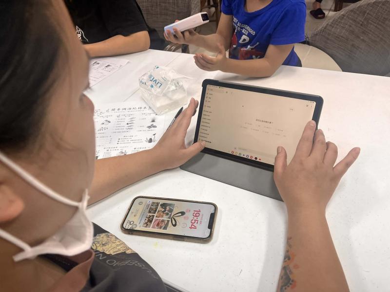 學員實際操作ChatGPT並分享，輸入需求並獲得精油調配建議，透過數位工具輔助學習香氛應用，提升AI使用與生活實作能力。2
