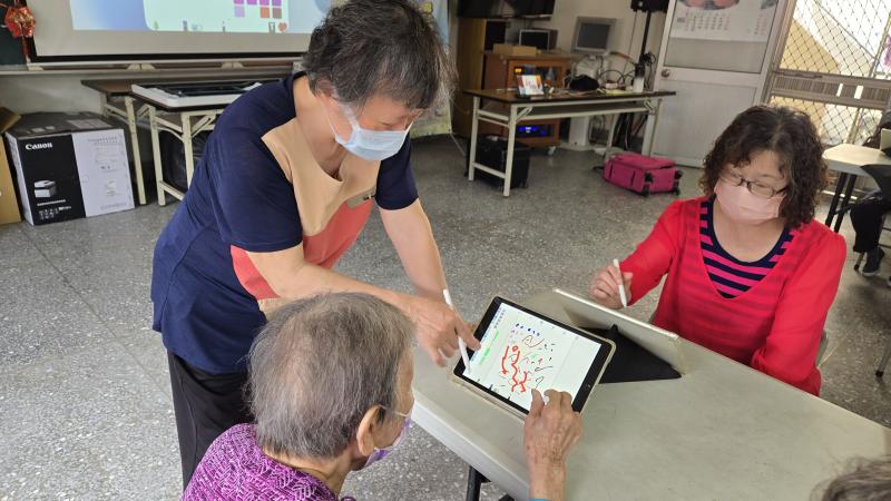 學員示範觸控筆繪畫，輕鬆勾勒創意世界