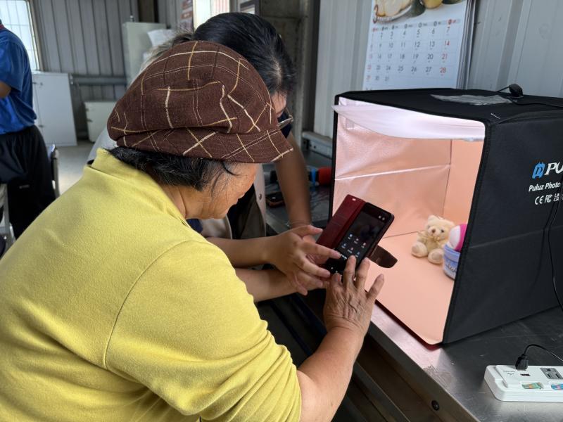 介紹如何運用AI工具進行照片優化，包括亮度調整、構圖修飾、去背及風格化處理，也帶領學員認識文字描述生成圖像的基本概念。