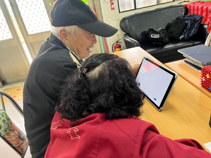 透過ChatGPT裡面的聊天機器人讓長者能夠開心的說故事、互動。