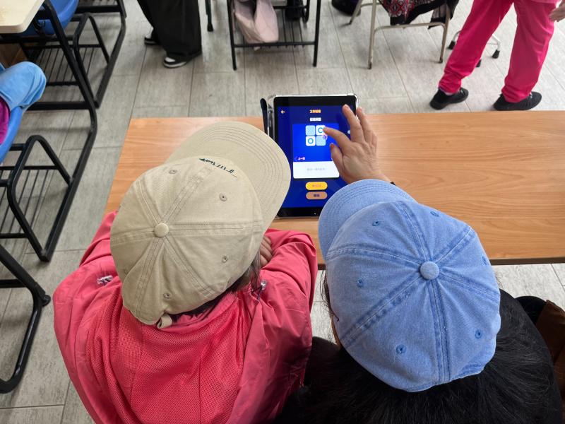 利用益智遊戲App 讓長者實際操作，讓腦筋活絡以及手眼靈活度的練習。