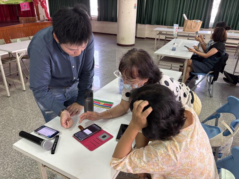 講師認真的幫學員解惑