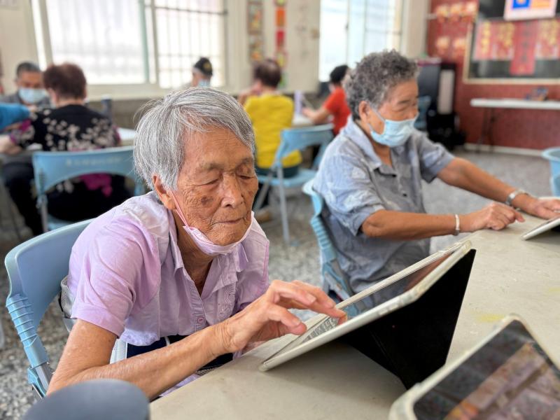 初次接觸ipad，阿嬤很認真在熟悉操作