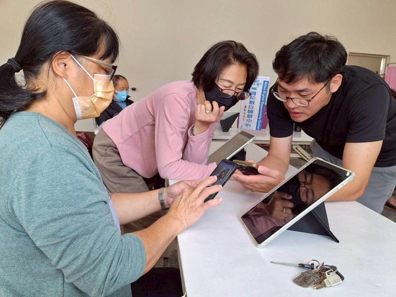 學員們紛紛向講師學習APP修圖應用。