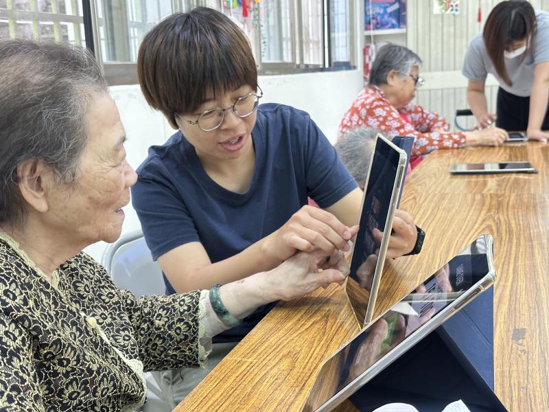 老師協助學員使用AI創作-1