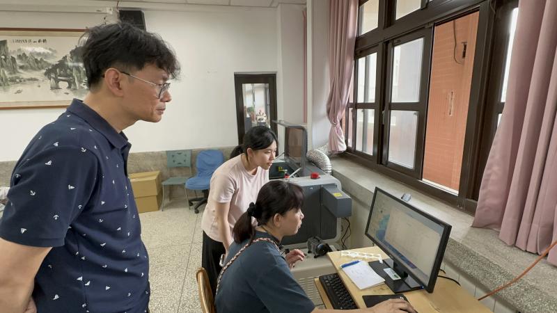 完成圖檔後，老師接著帶領大家實際操作雷雕機，從機器設定、雕刻位置調整到操作流程都仔細說明，同時提醒雷雕時需注意的安全規範，讓學員能更安心地體驗雷雕製作的樂趣。