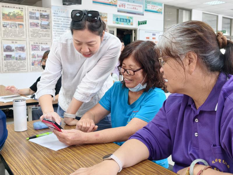 老師引導學員運用 AI 工具協助整理與潤飾文稿，讓故事內容更加流暢完整。