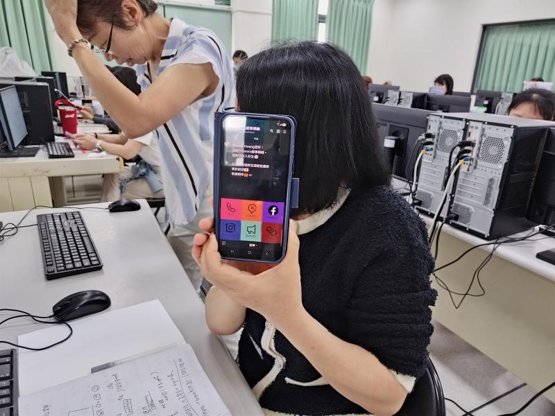 經過課程的教學，學員終於完成官方帳號的設立囉~