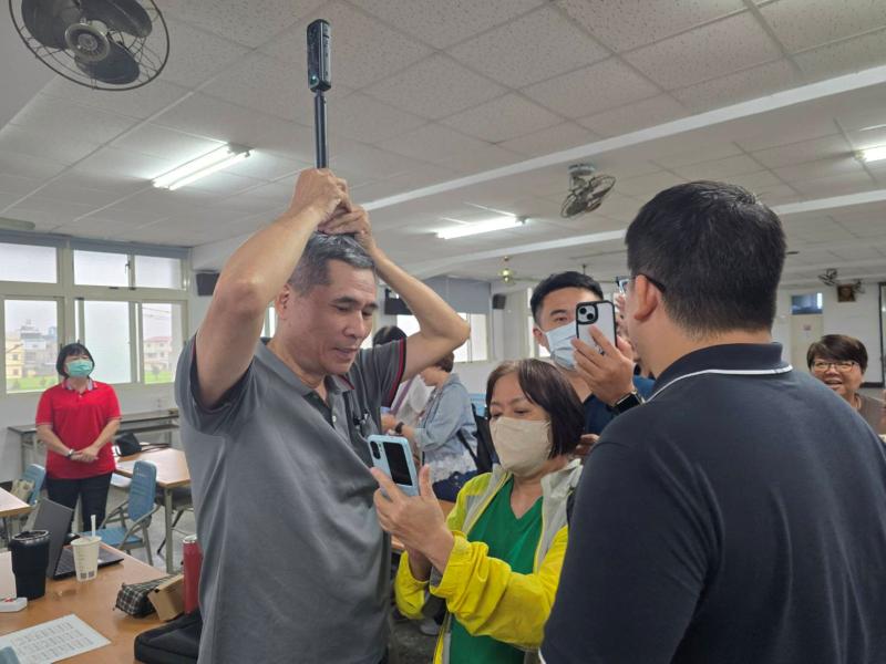 透過共同學習，不僅提升了操作能力，也讓課堂氣氛更加溫馨熱絡。