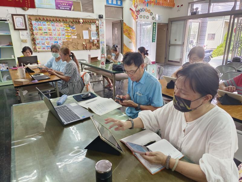 學員運用AI生圖結合Canva設計功能，創作專屬海報作品。