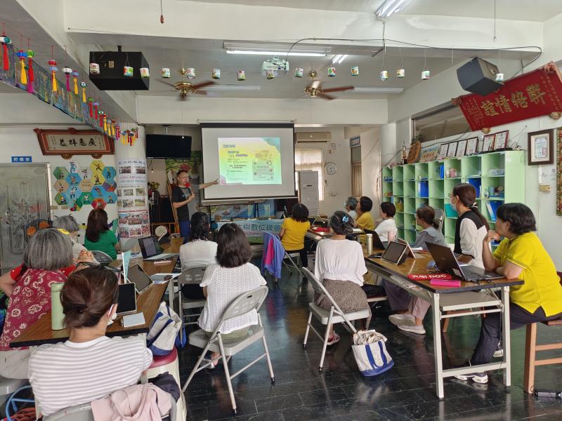 講師介紹不同類型的海報作品，帶領學員認識海報設計重點。