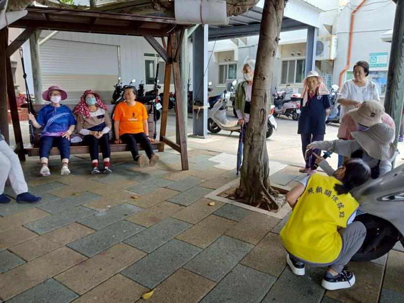 外拍中，老師引導學員觀察光線、人物互動與畫面層次，並善用廟口周邊設施及現場休憩聊天的民眾作為拍攝元素，讓照片更具故事感與生活溫度。