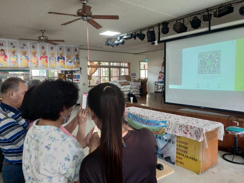 讓學員用手機掃描QR