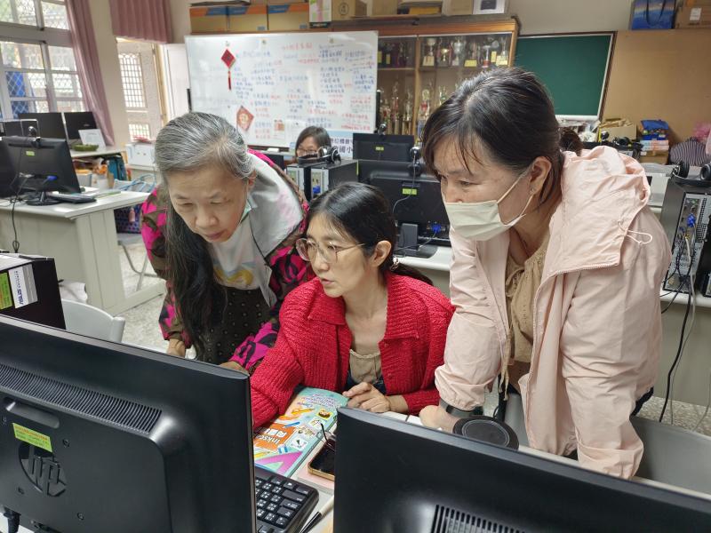 學員彼此交流操作技巧，互相協助說明指令使用方式，在討論與實作中提升數位學習能力與應用信心。