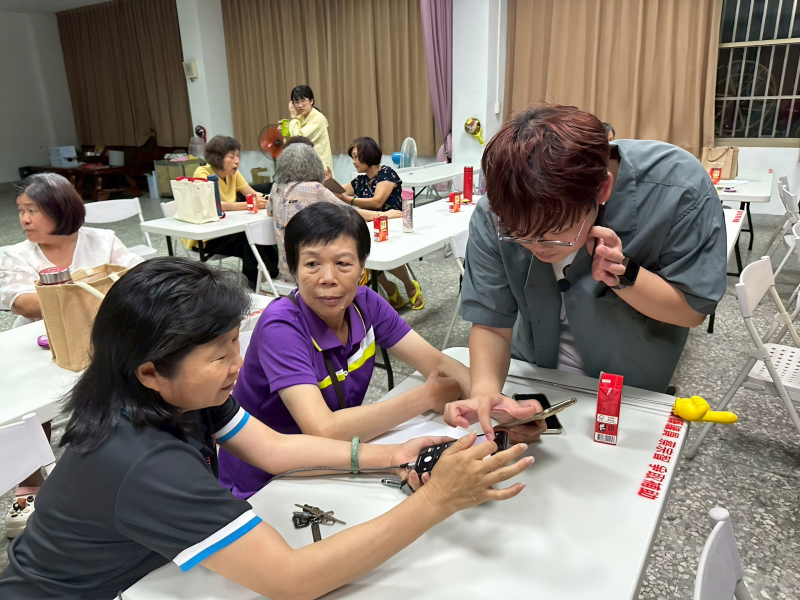 老師協助學生手機操作