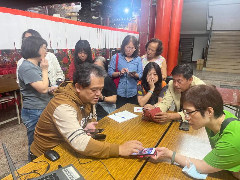 生成式AI應用可協助生活資訊整理、海報設計與創意發想，讓科技融入日常，打造便利又智慧的新生活。