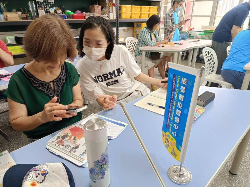 學員互相練習討論