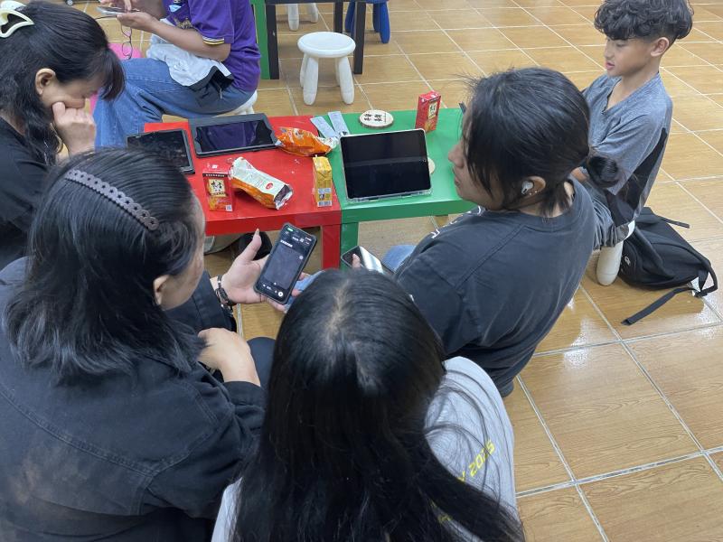 講師一對一陪伴操作手機App，協助學員克服數位陌生感，從實際練習中建立信心，感受數位工具在生活中的便利。