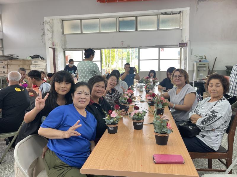 學員體驗數位電繡操作，等待作品完成時同步參與心理健康衛教講座，並親手完成母親節小盆栽，現場充滿溫馨與歡樂的學習氣氛。