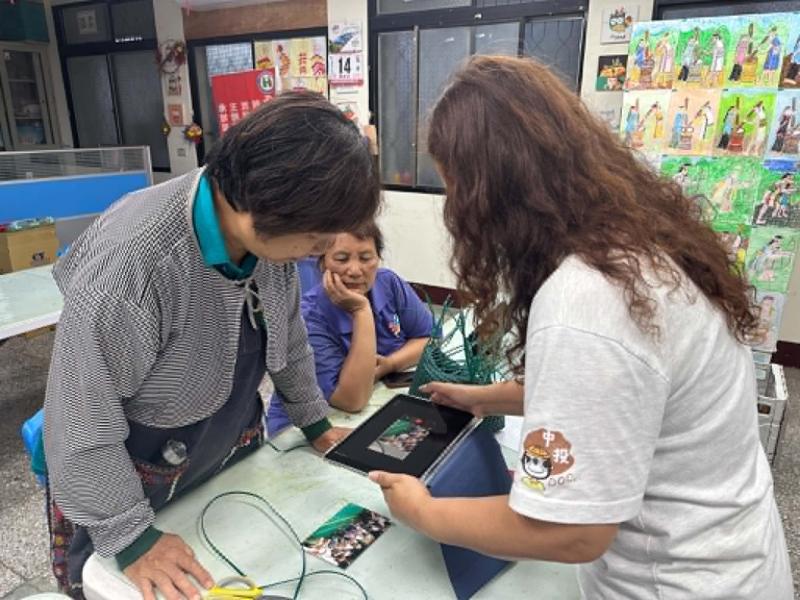 學員學習整理與保存修復後照片，建立數位相簿，透過AI科技保存家庭回憶與珍貴文化記憶。