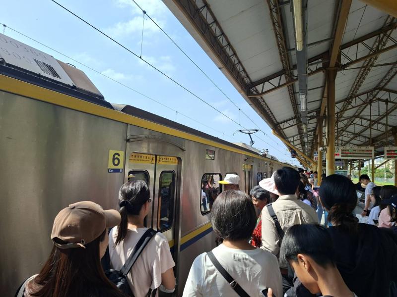 學員們以手機查詢台鐵時刻表，以悠遊卡行動支付搭乘火車，正前往隆田站。
