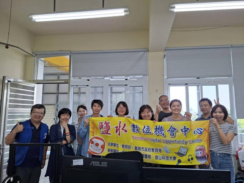 學員很開心能製作個人鑰匙圈，開心合照!