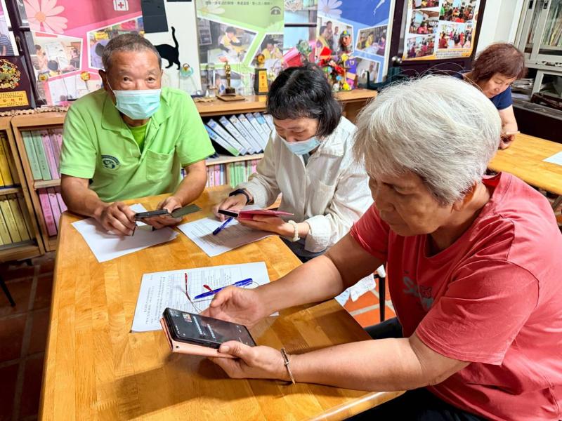 學員實際操作中，每位長輩臉上都掛著微笑，開心地完成課程上學習的內容。