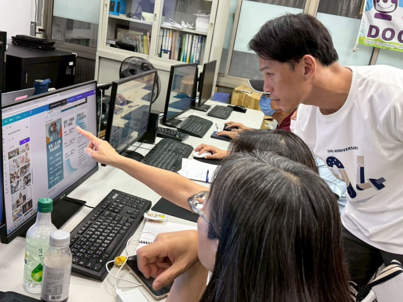 課堂中,學員遇到困難,老師一步一步帶領著學員解決困難