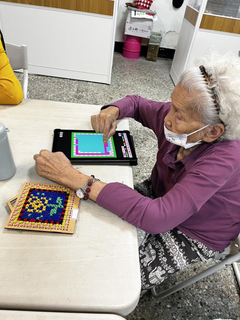 學員於課程中運用 APP 完成圖案製作，將展現數位設計與傳統工藝融合成果。