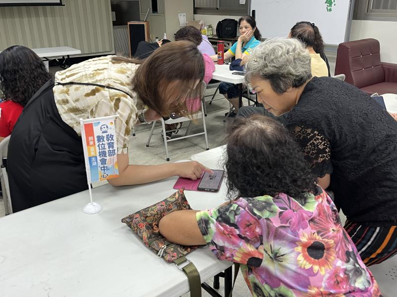 講師指導學員裁剪相片