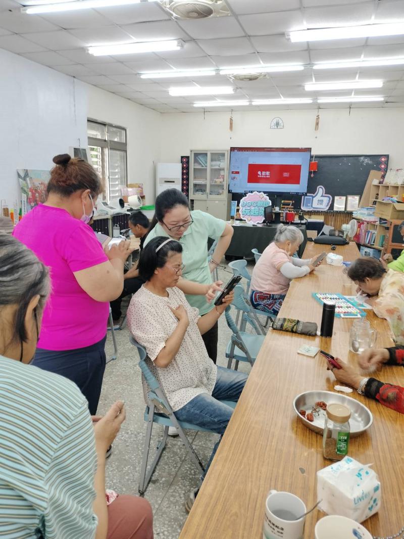 學員運用唱歌軟體練習錄製作品