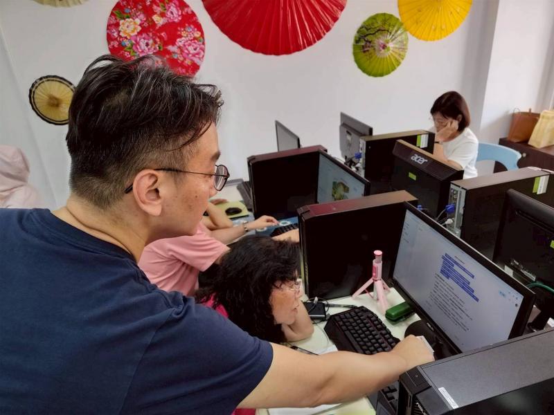 講師個別輔導，教學員如何用準確的「提示詞」（Prompt）下指令，讓 AI 精準生成想要的內容，學習過程充滿歡樂。