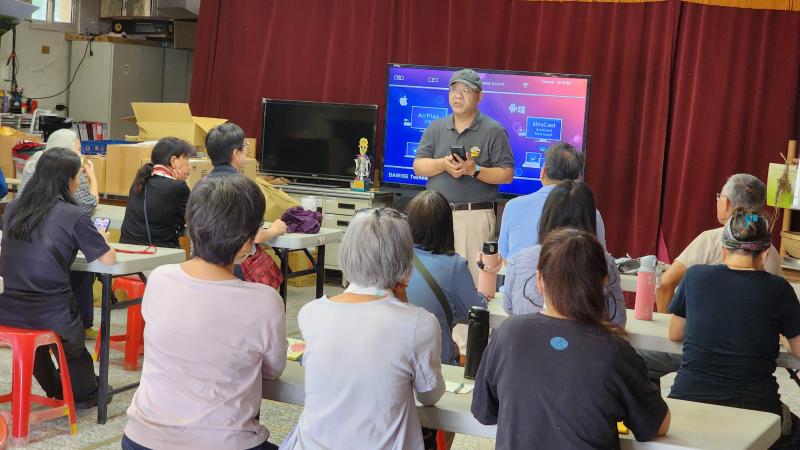 講師授課，講解AI圖文設計原理