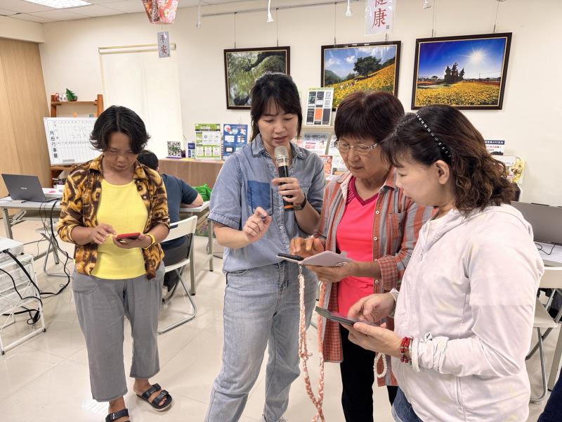 引導學員使用手機與平板進行課程瀏覽、觀看教學影片、參與線上答題及完成學習任務，讓學員了解數位學習不再只是年輕人的專利，而是任何年齡都能參與的新生活方式。
