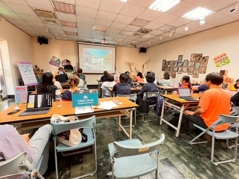 講師帶領學員學習如何運用科技建構沉浸式導覽內容的上課情形。