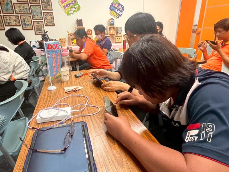 學員利用AR2VR軟體，把林園濕地的美用數位記錄下來。